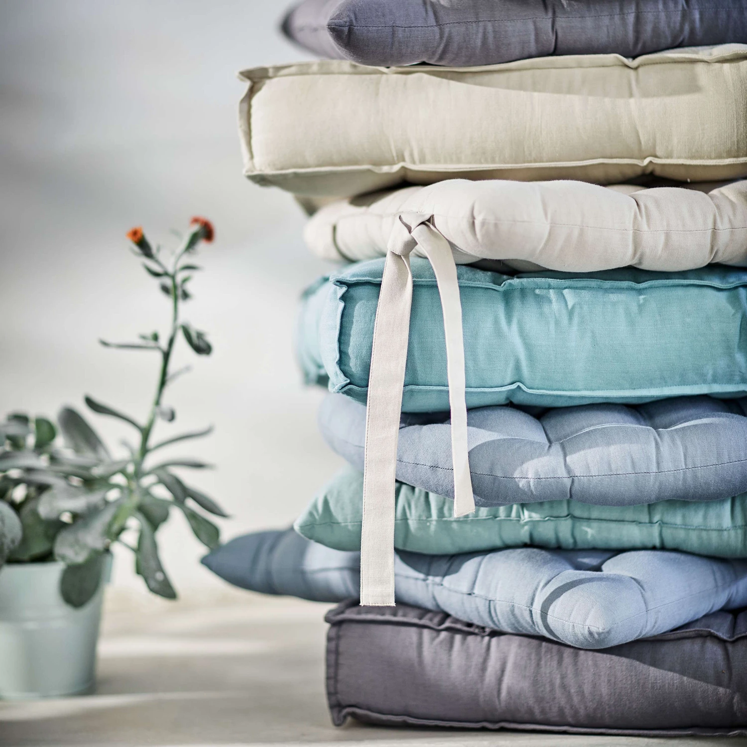 Futonkissen L 42 X B 42cm SOLID In Blau 3 Futonkissen L 42 X B 42cm SOLID In Blau – Bild 2